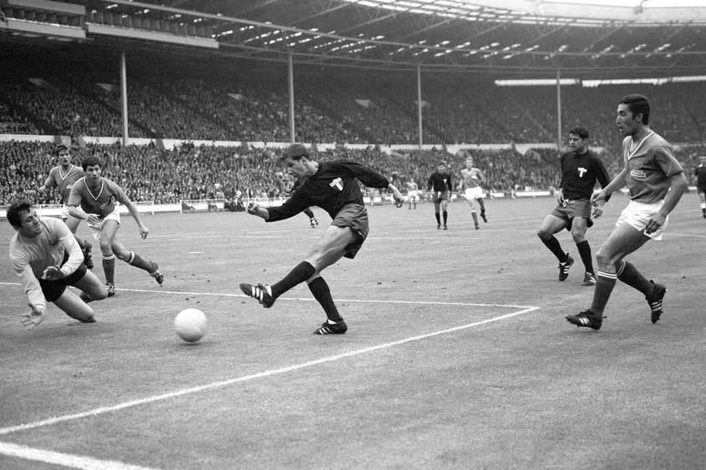 Enrique Borja tirando un pase hacia la portería, protegida por el arquero francés Marcel Aubour, mientras los franceses Jean Djorkaeff, Robert Budzinski Y Gabriel De Michele contemplan atónitos la jugada. 