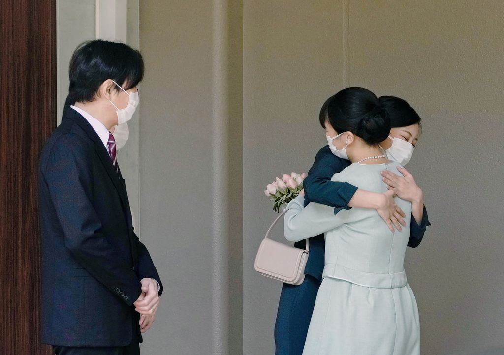 Mako de Japón se despide de su familia tras su boda el 26 de octubre de 2021