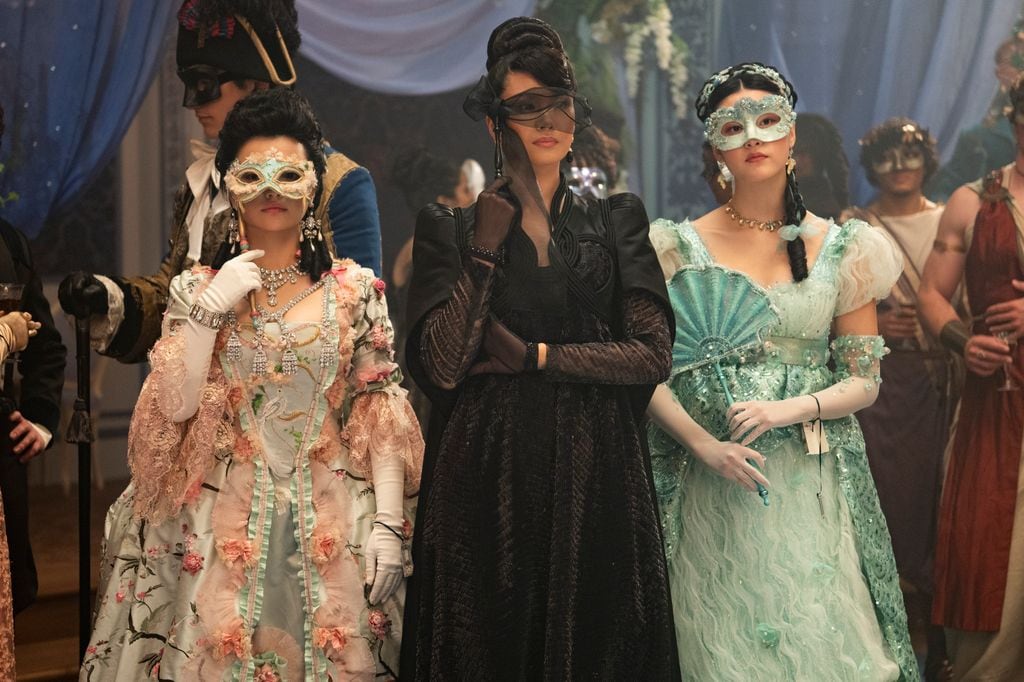 Michelle Mao como Rosamund Li, Katie Leung como Lady Araminta Gun, Isabella Wei como Posy Li en el episodio 401 de Los Bridgerton.