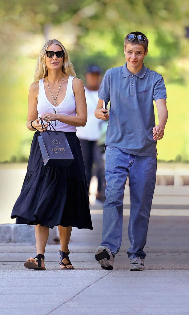 Gwyneth Paltrow y su hijo HOLA 4075