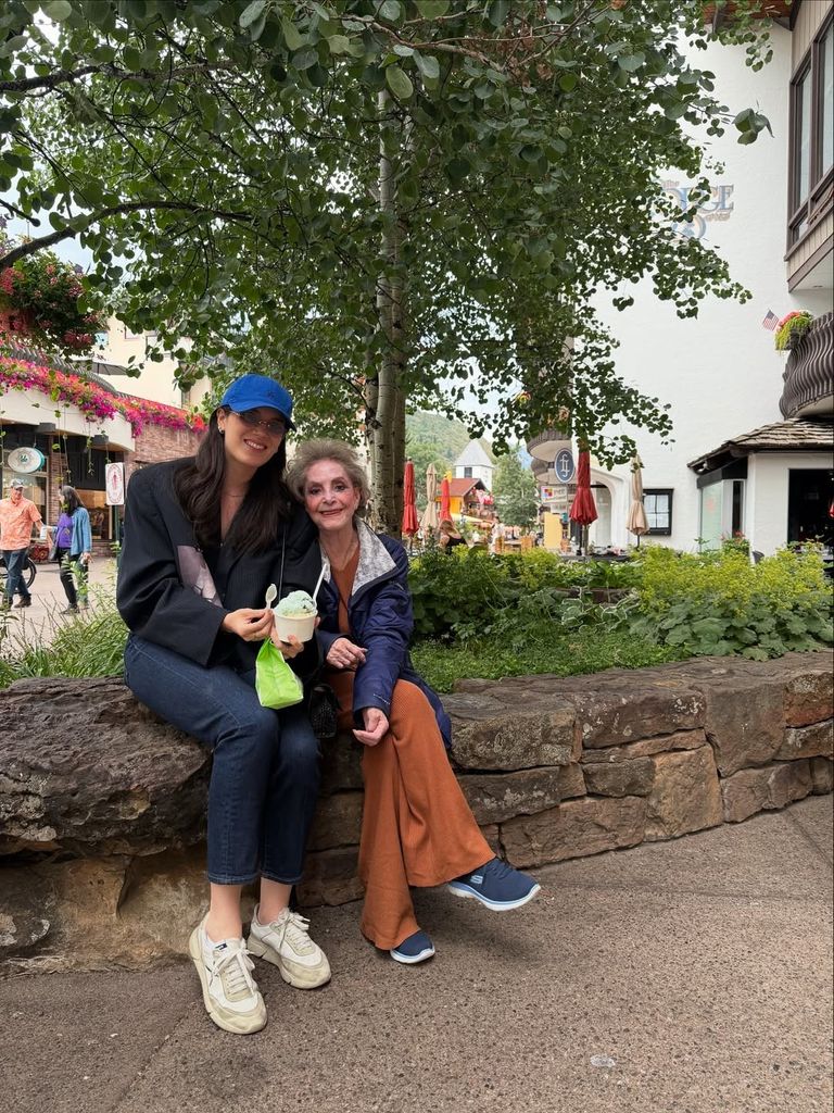 Doña Cuquita y su nieta en Vail.