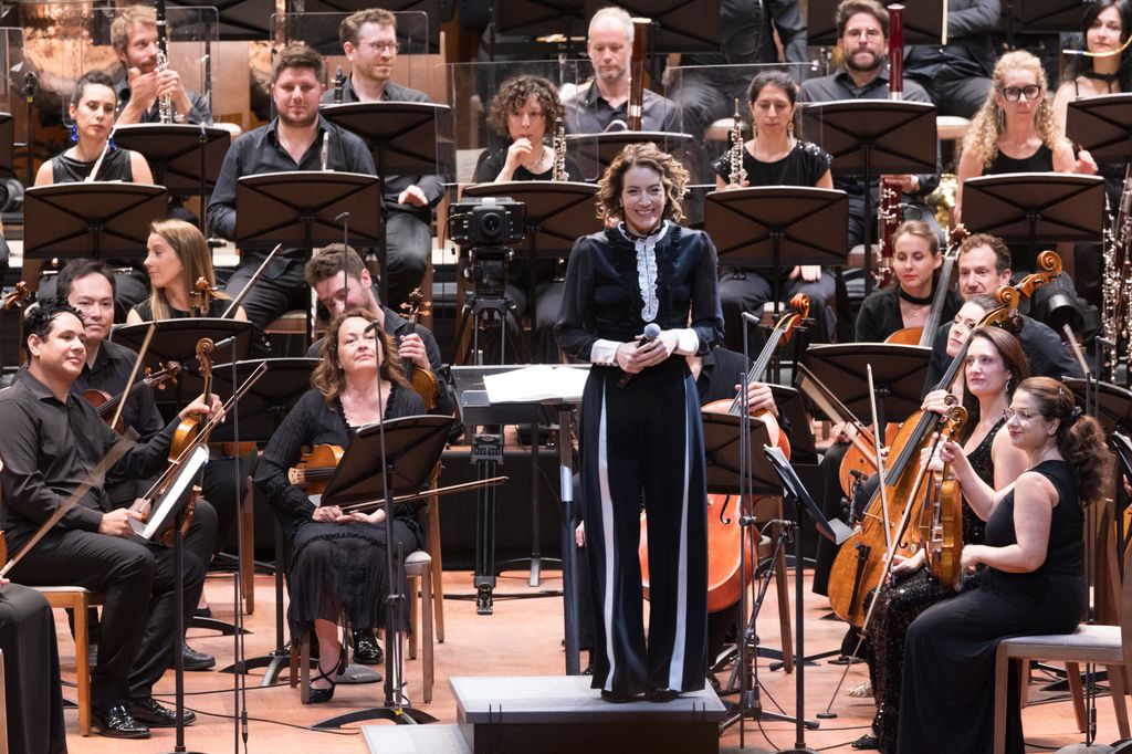 Alondra de la Parra dirigiendo la Sinfonía n°1 en Re mayor, Titán de Gustav Mahler.