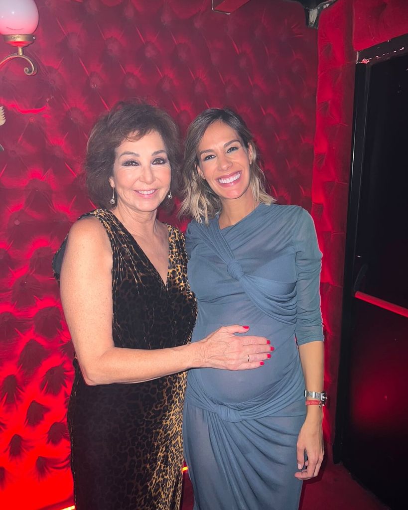 La reportera junto a Ana Rosa Quintana en la fiesta de Navidad de la productora Unicorn