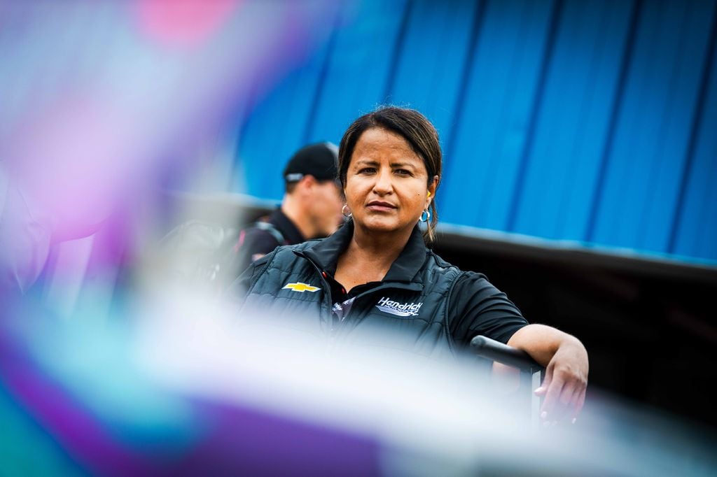 Desde Hendrick Motorsports, Alba Colón lidera un equipo de ingenieros dedicados al desarrollo de herramientas tecnológicas avanzadas para lograr autos más rápidos y competitivos.