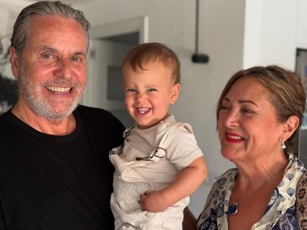 Milo, hijo de Michelle Renaud y Matías Novoa, con sus abuelos paternos.