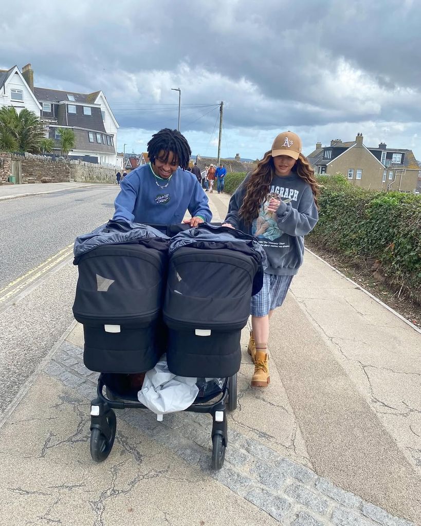 Jesy Nelson y su pareja, el músico Zion Foster, junto a sus gemelas