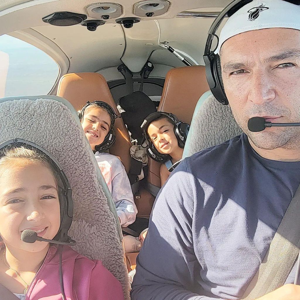 Martín Fuentes y sus hijas