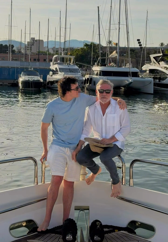 El arquitecto junto a su hijo en la costa