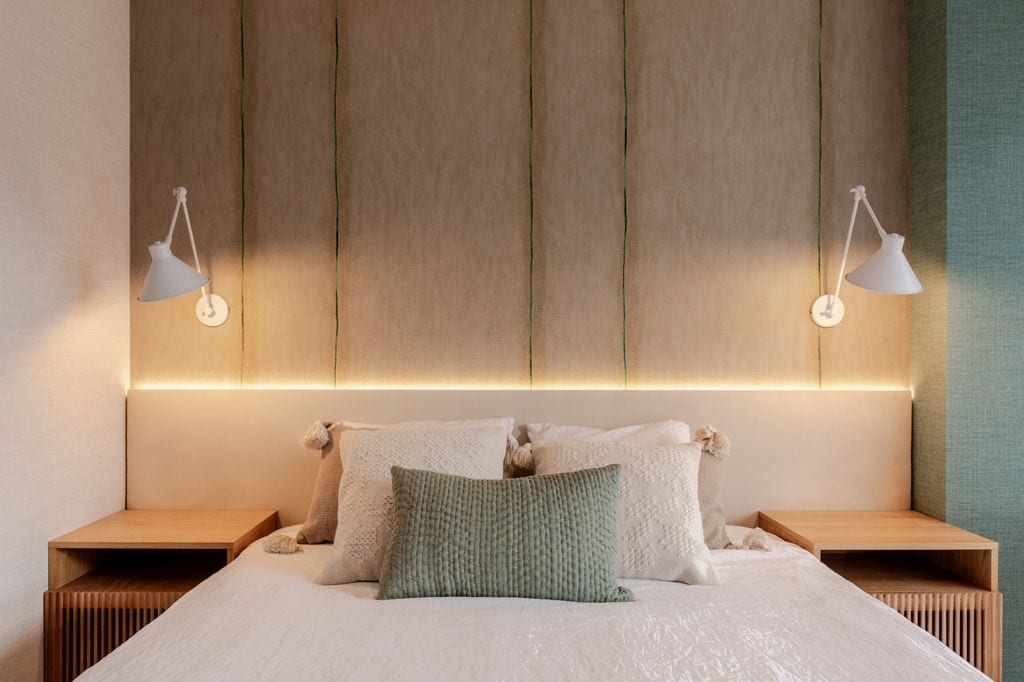 Dormitorio con apliques y cabecero retroiluminado