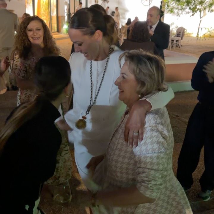 Eva González celebrando su Medalla de Andalucía