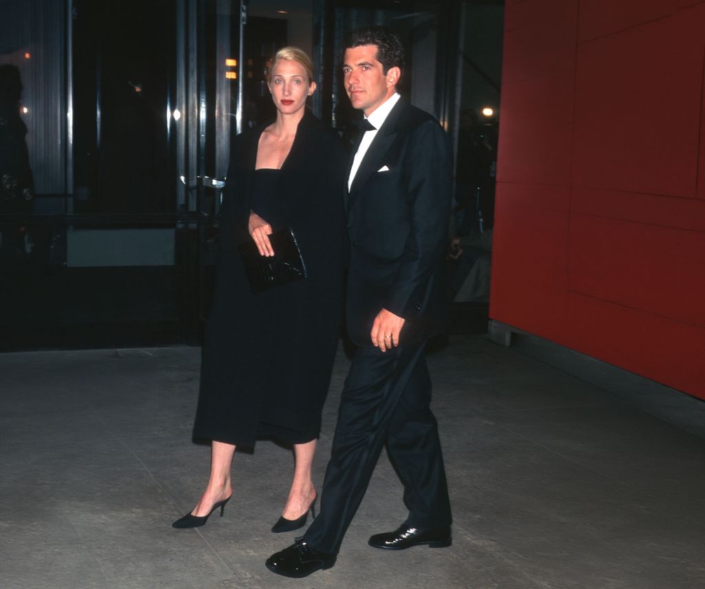 El último secreto de Carolyn Bessette: el vestido que nunca llegó a la boda de Rory Kennedy la noche de su accidente