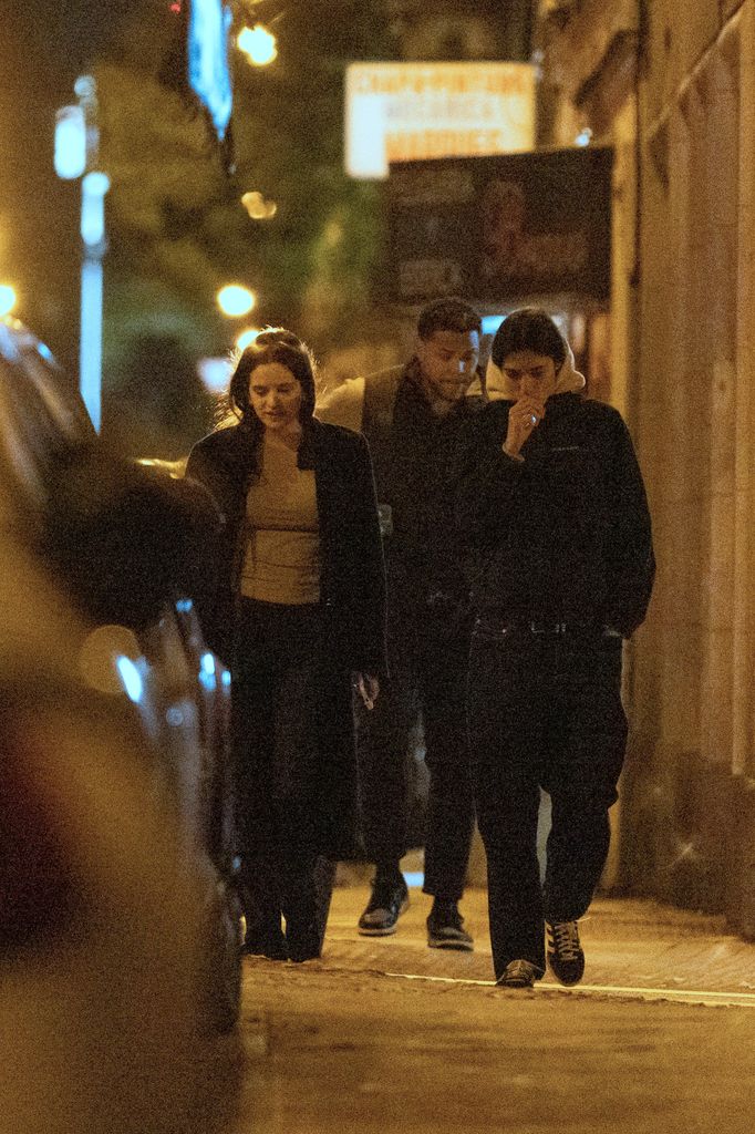 Rosalía fue vista disfrutando de una cena con amigas en Madrid durante una tranquila salida nocturna por la capital.