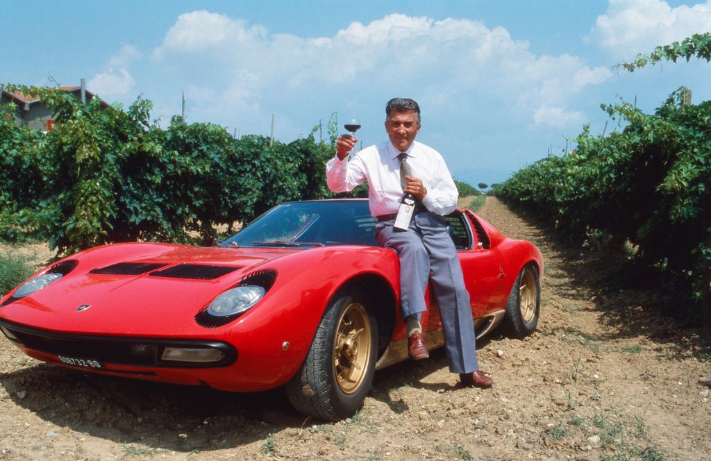 Ferruccio Lamborghini posando con uno de sus coches en su viñedo de Perugia (Italia), en 1991, durante su etapa de retiro dedicada al vino