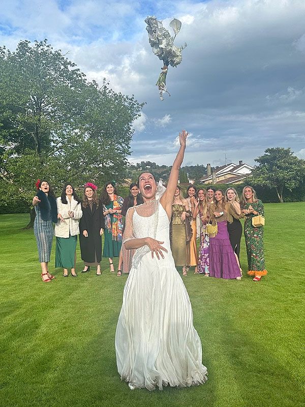 Melissa Villareal lanza su ramo de flores 