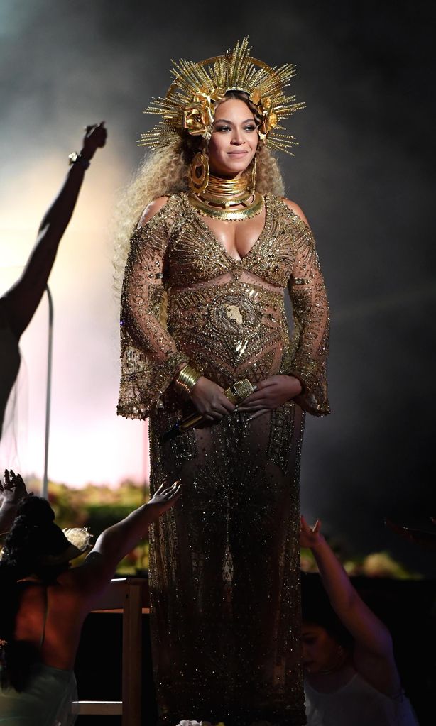 beyonce con vestido y tocado de peter dundas