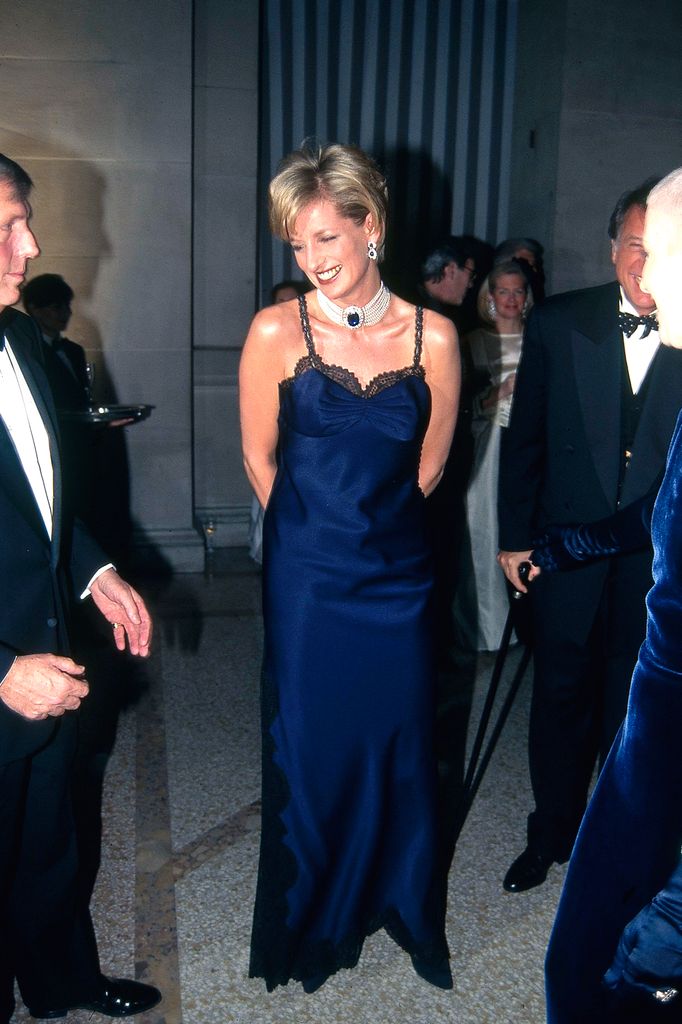 Diana de Gales de azul marino en el MET
