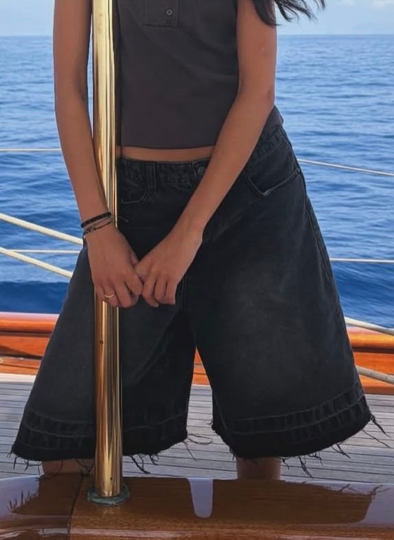 Victoria Federica de vacaciones en barco con un look urbano, 2026.