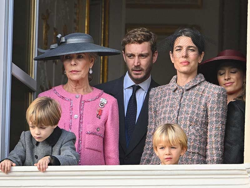 Familia Grimaldi en el balcón del palacio 