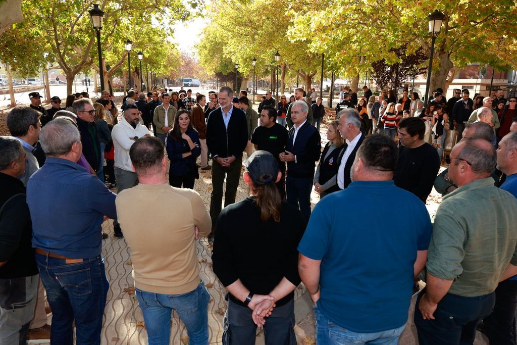 Plano general de Los reyes Felipe y Letizia reunidos con autoridades de Utiel