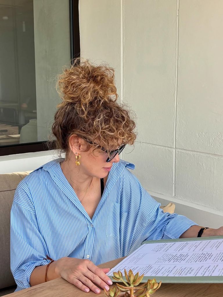 Esther Acebo, leyendo la carta de 'The Shack', la estación gastronómica de Paradisus Fuerteventura