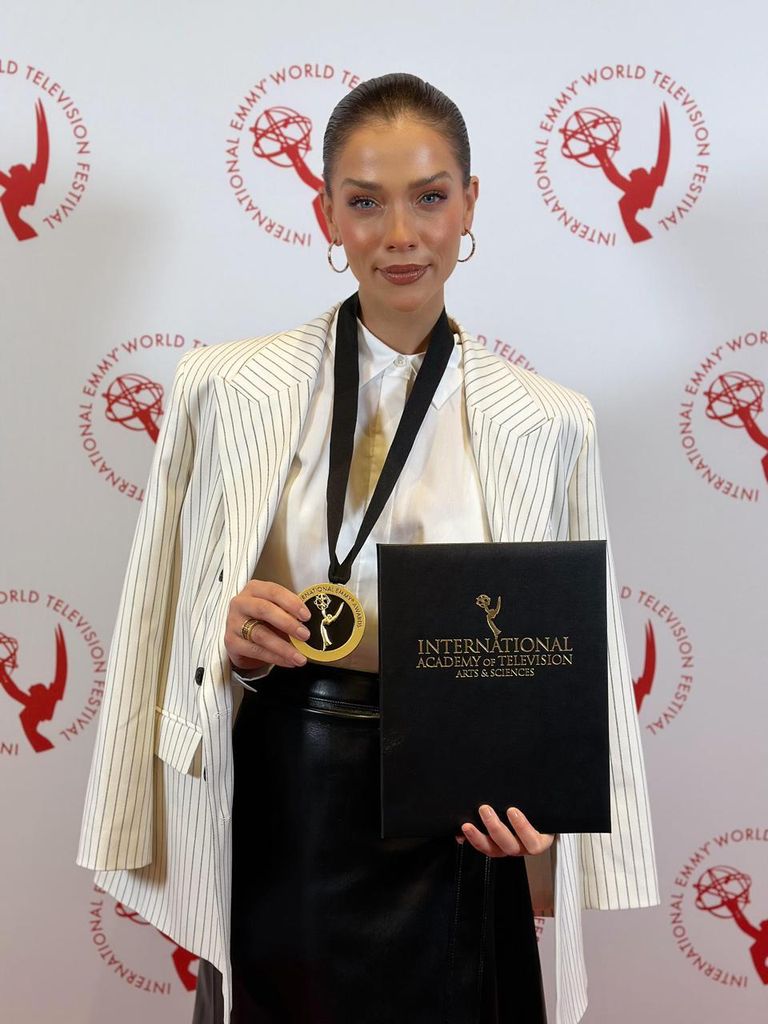 Carolina Miranda recibió la medalle de nominada la mañana de este domingo, en medio de un entorno de celebración y mucho orgullo