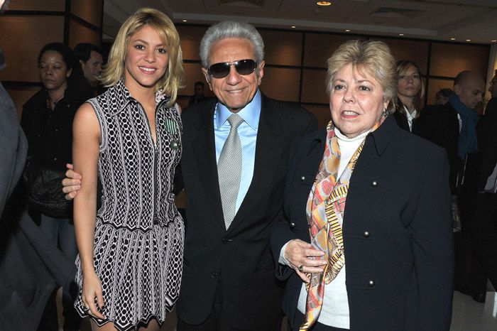 Shakira junto a sus padres en 2012