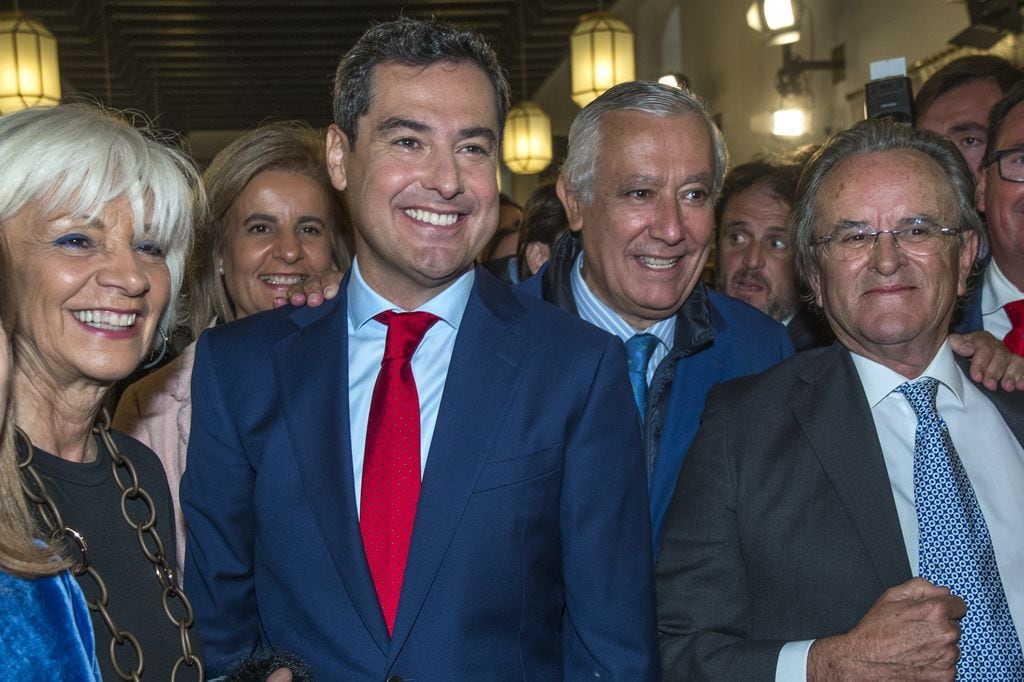 Teofila Martinez, Fatima Báñez, Javier Arenas y Antonio Hernandez Mancha junto a Juan Manuel Moreno Bonilla