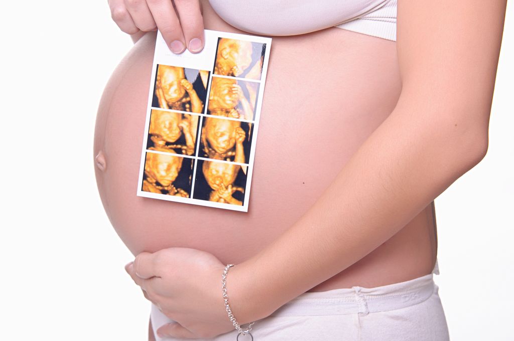 Embarazada con fotos de ecografías en 3D