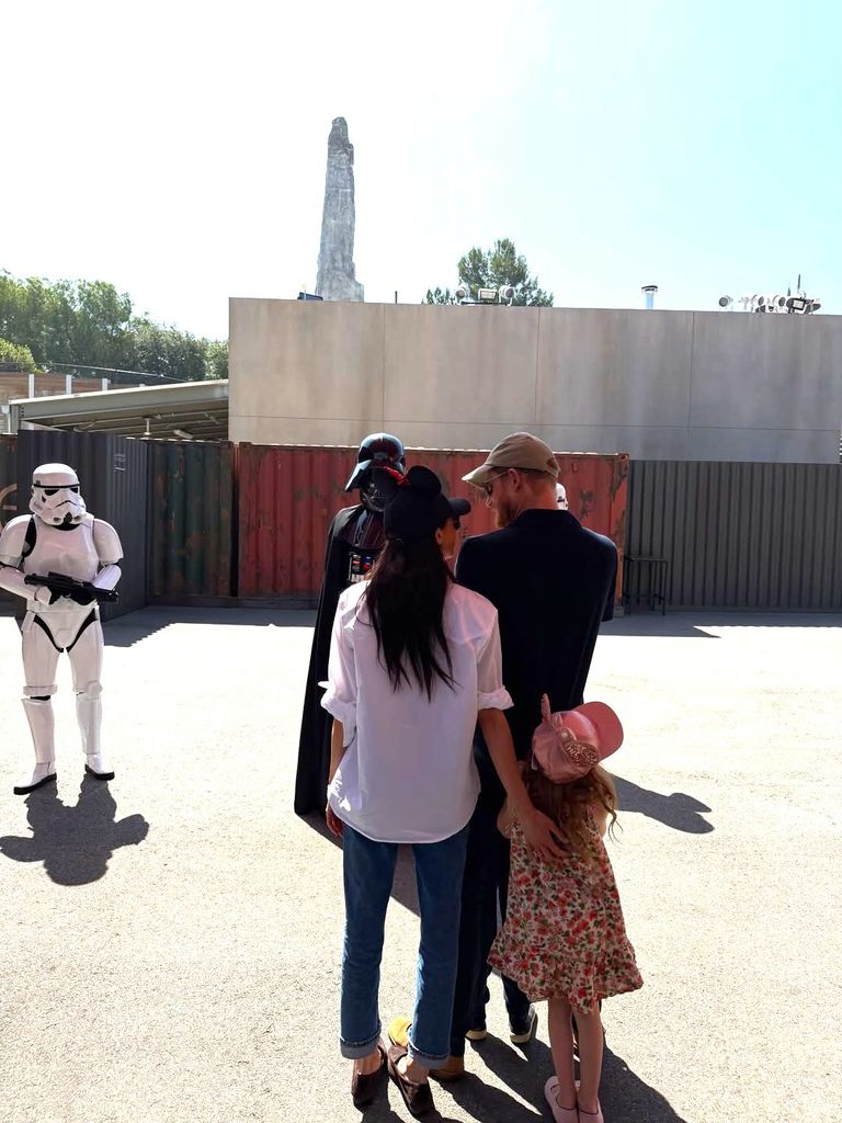 El príncipe Harry y Meghan Markle con sus hijos y su madre, Doria Ragland, en Disneyland