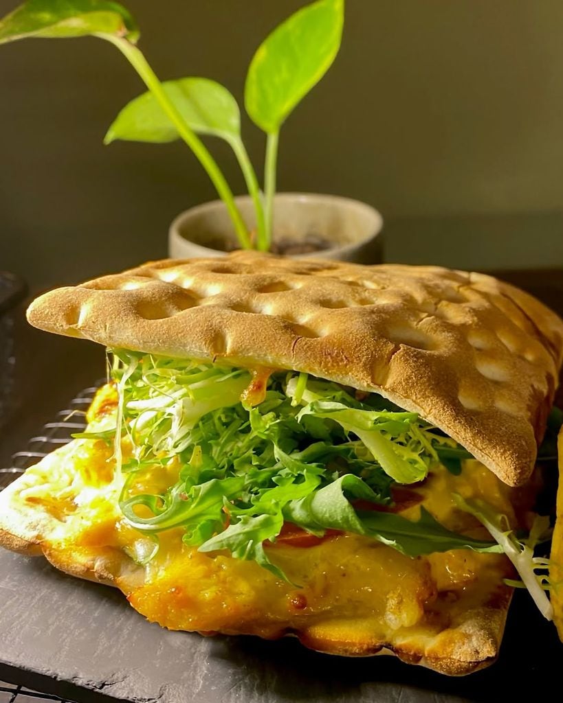 Sándwich de pollo al curry