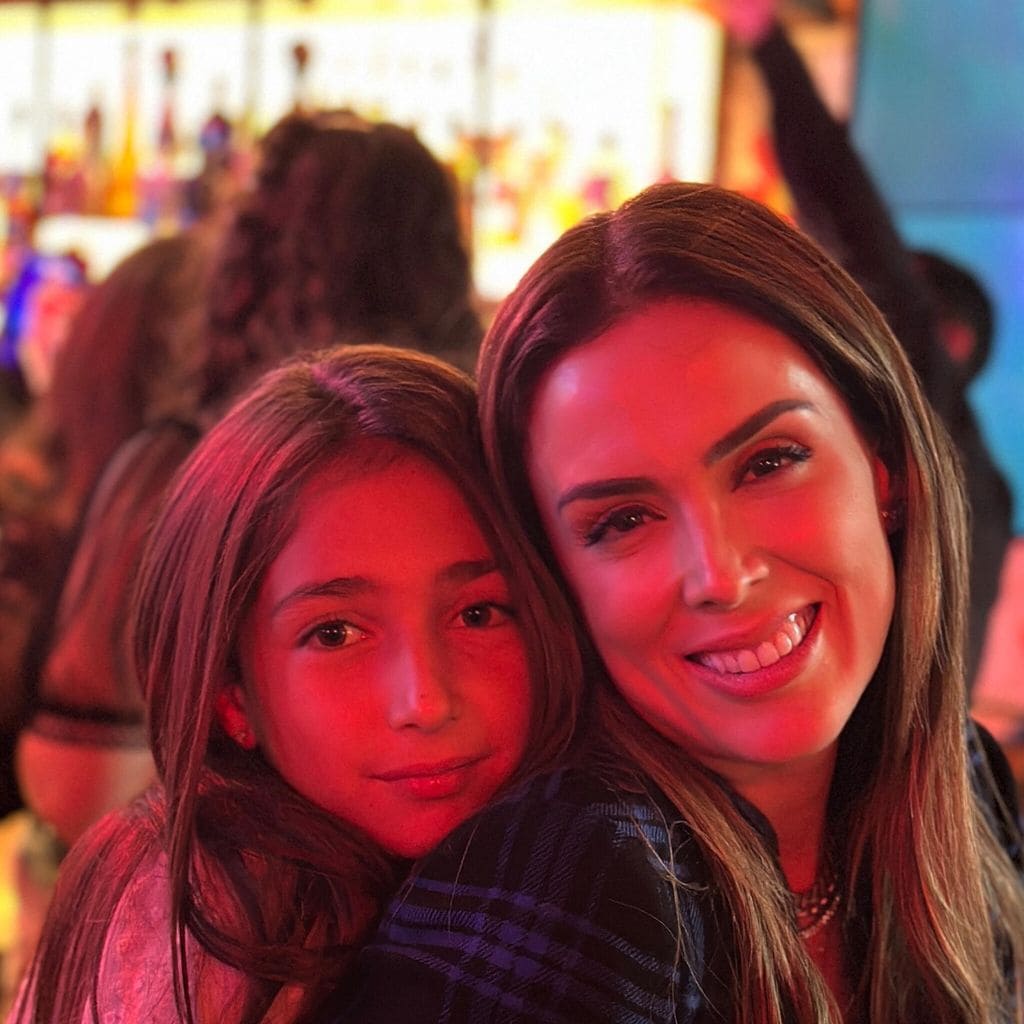 Jacky Bracamontes y su hija mayor