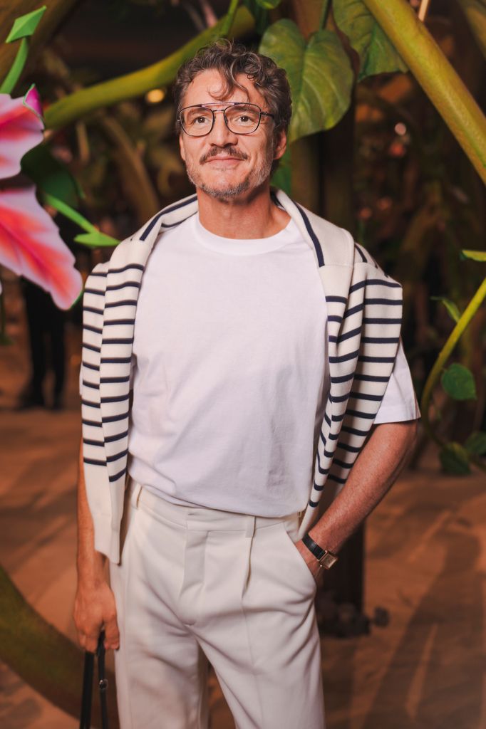 Pedro Pascal en la primera fila del desfile.