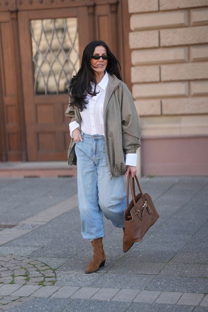 Los 'baggy' jeans se han consolidado como un básico que combina estilo y comodidad con un aire relajado.
