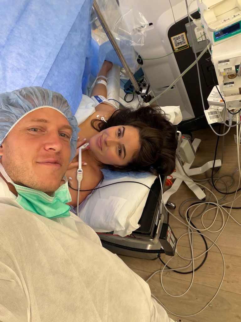 Olivia Culpo y Christian McCaffrey durante el parto