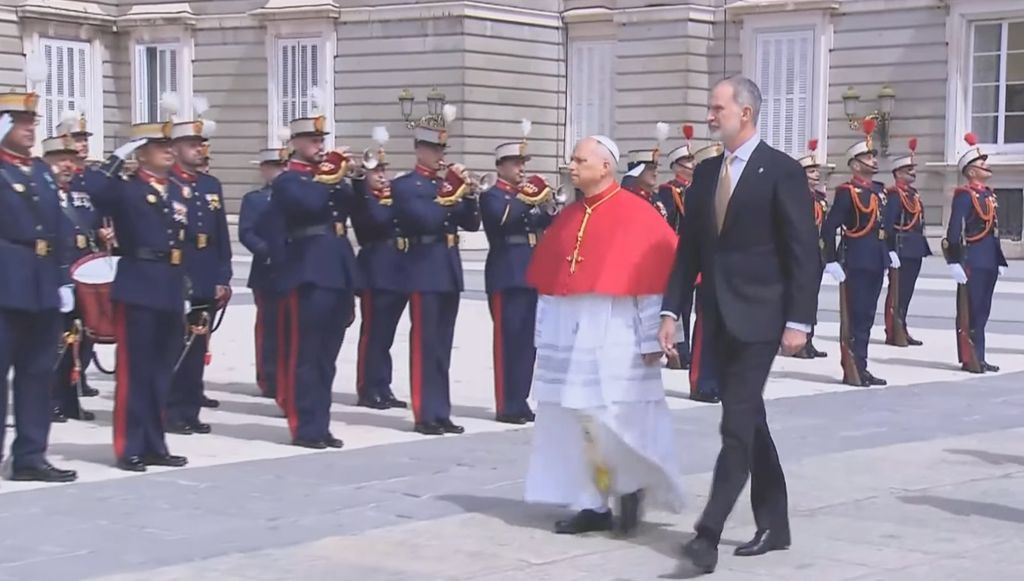 El Papa junto al Rey pasando revista a la Guardia Real