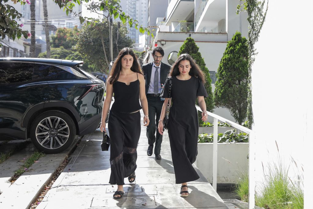 Isabella, Anita y Julio