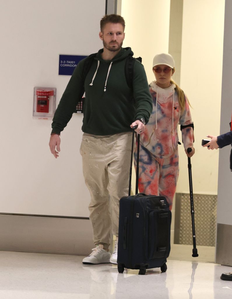 Hayden Panettiere fue vista usando muletas en el aeropuerto de Los Ángeles