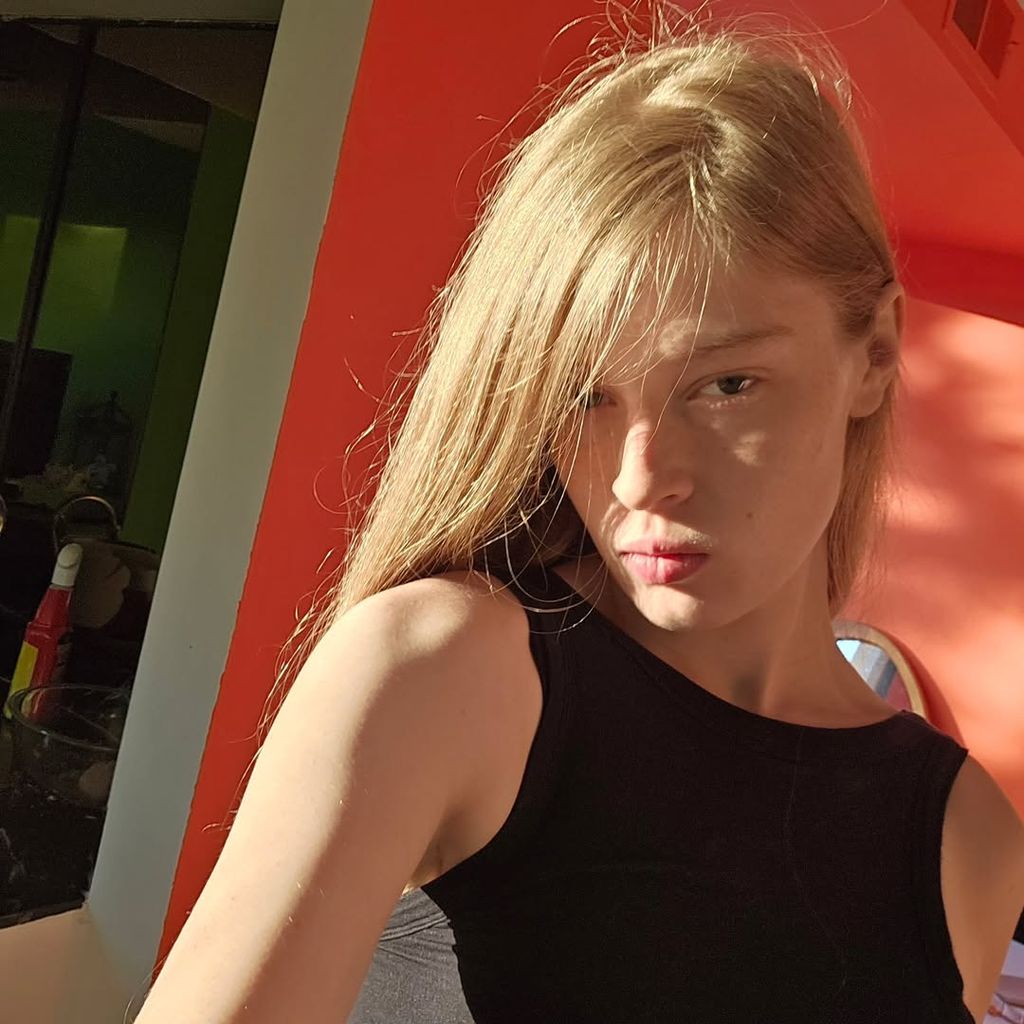 En 2022, Vivian se quitó el apellido de su padre y adoptó el de su madre. 
