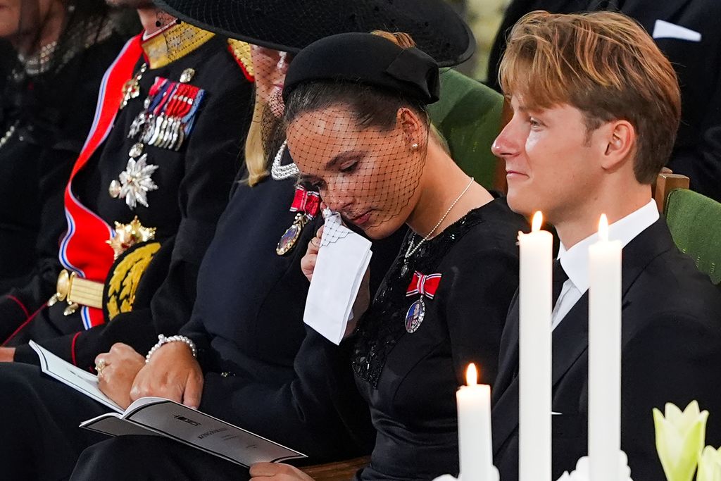 Una imagen de Ingrid de Noruega, emocionada, en la Catedral de Oslo en el histórico 9 de septiembre de 2026. Su hermano pequeño, el príncipe Sverre, estuvo todo el rato a su lado. 