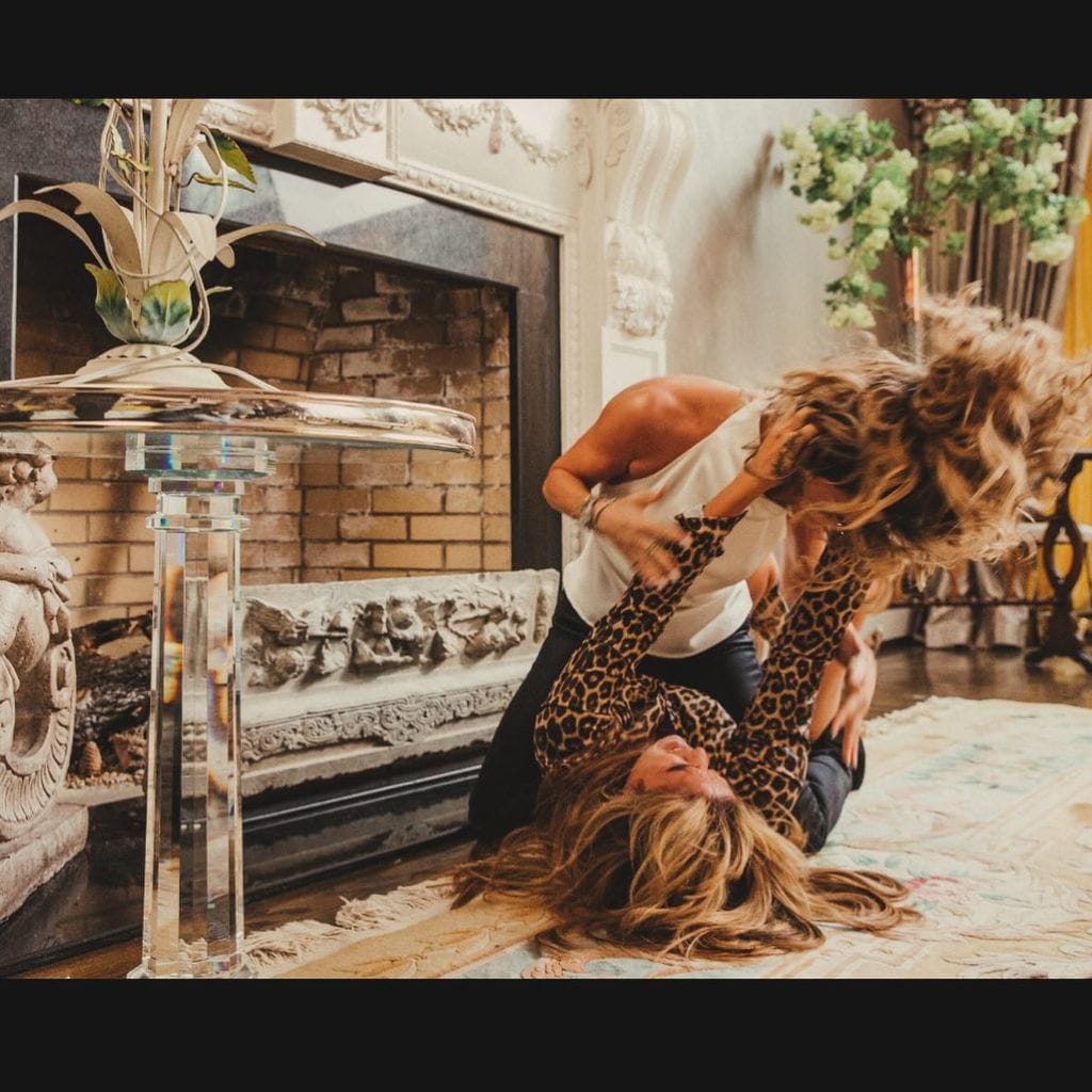 En el video, Karol y Anahí protagonizan una pelea de telenovela