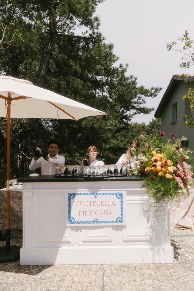 Puesto de margaritas y mezcalinas