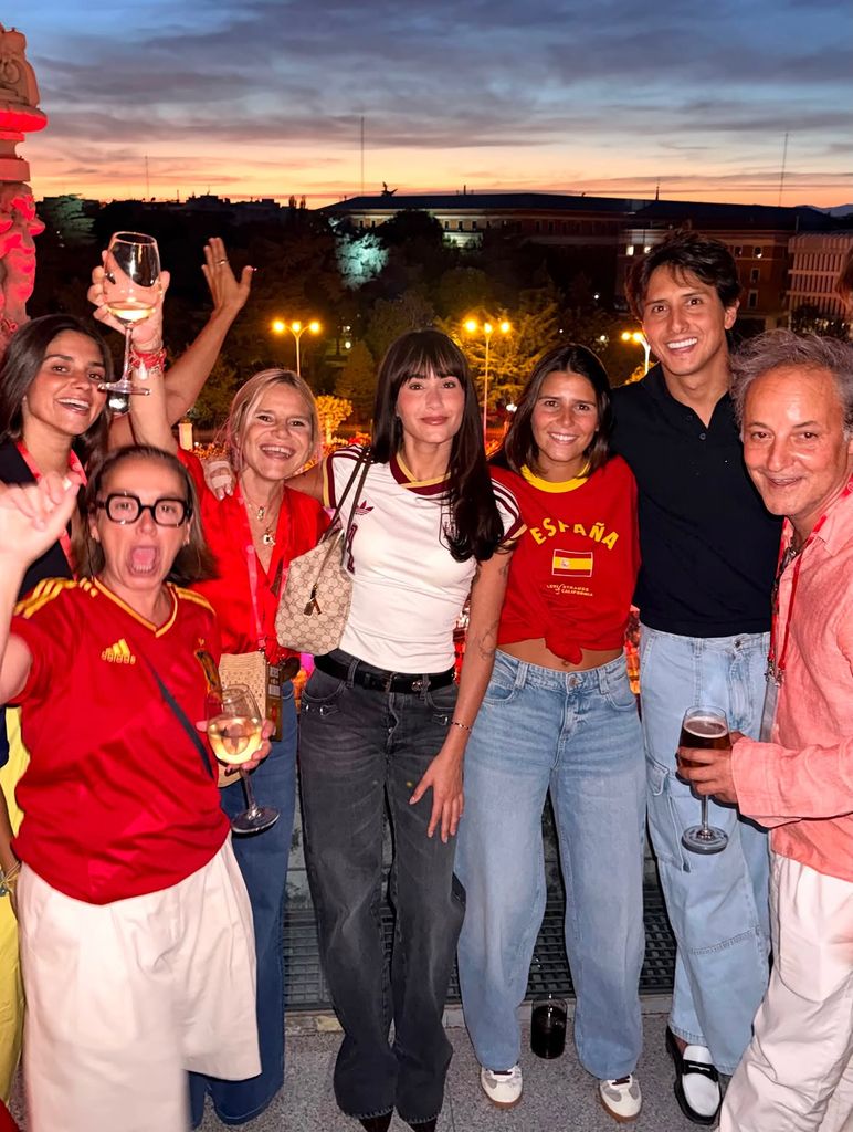 Roca Rey y Tana Rivera celebraron con Eugenia y Narcís Rebollo el triunfo de La Roja