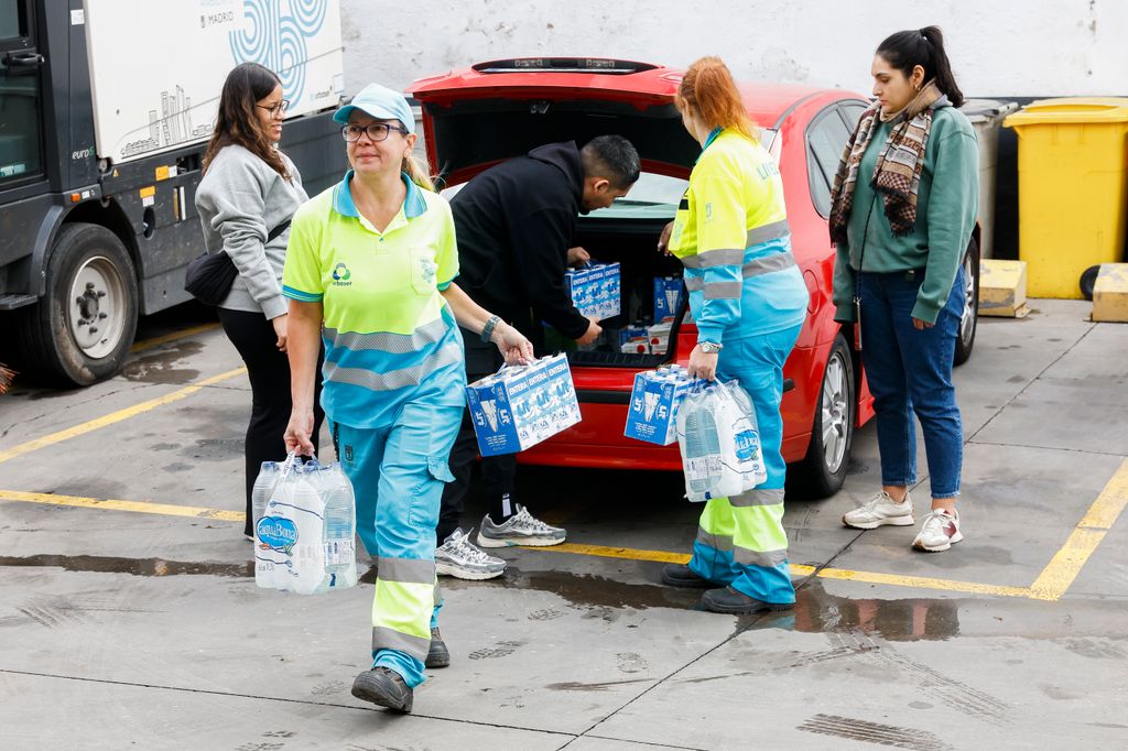 Voluntarios ayudando con las donaciones en Valencia