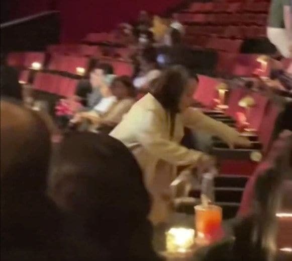 En medio de rumores de enfermedad, María Antonieta de las Nieves sufre caída en un teatro

