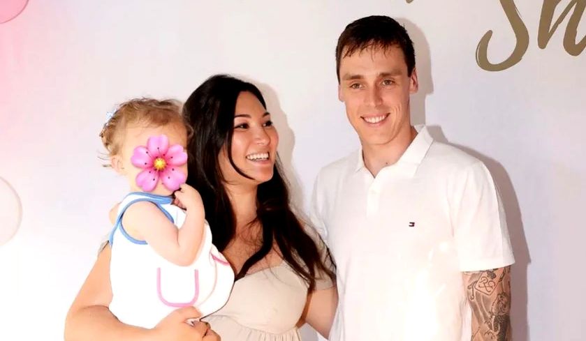 La enamorada pareja, con su hija mayor