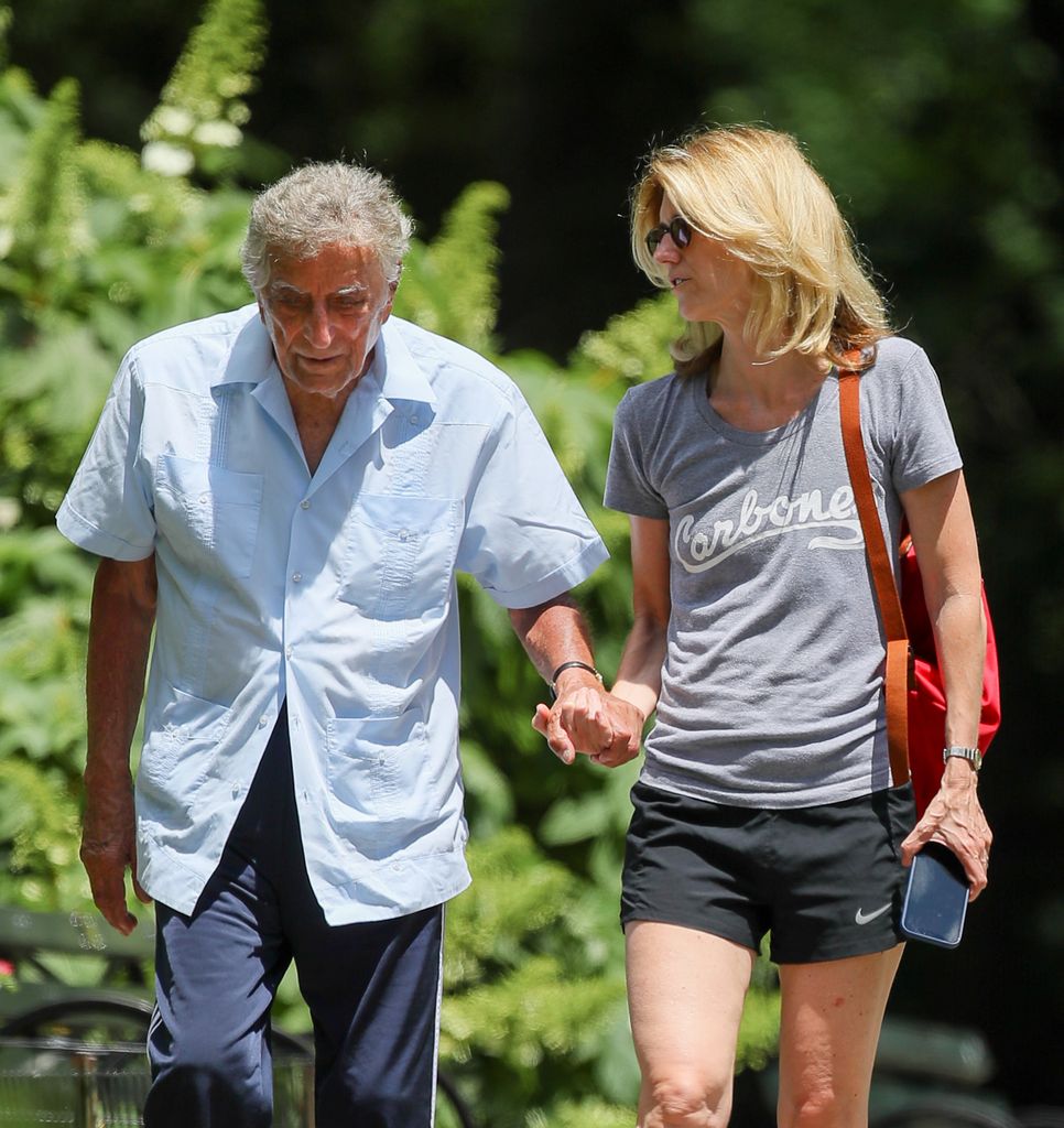 Tony Bennett y su mujer Susan Crow paseando por las calles de Nueva York