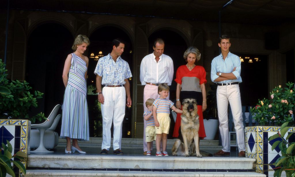 La familia real española con el príncipe Carlos, Diana de Gales y sus hijos en Marivent