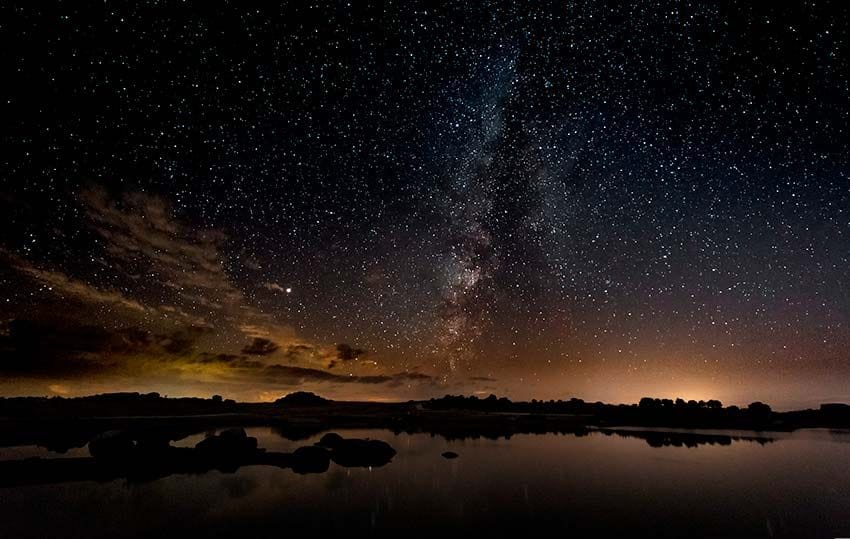 Vía Láctea en el área natural de Barruecos, Extremadura