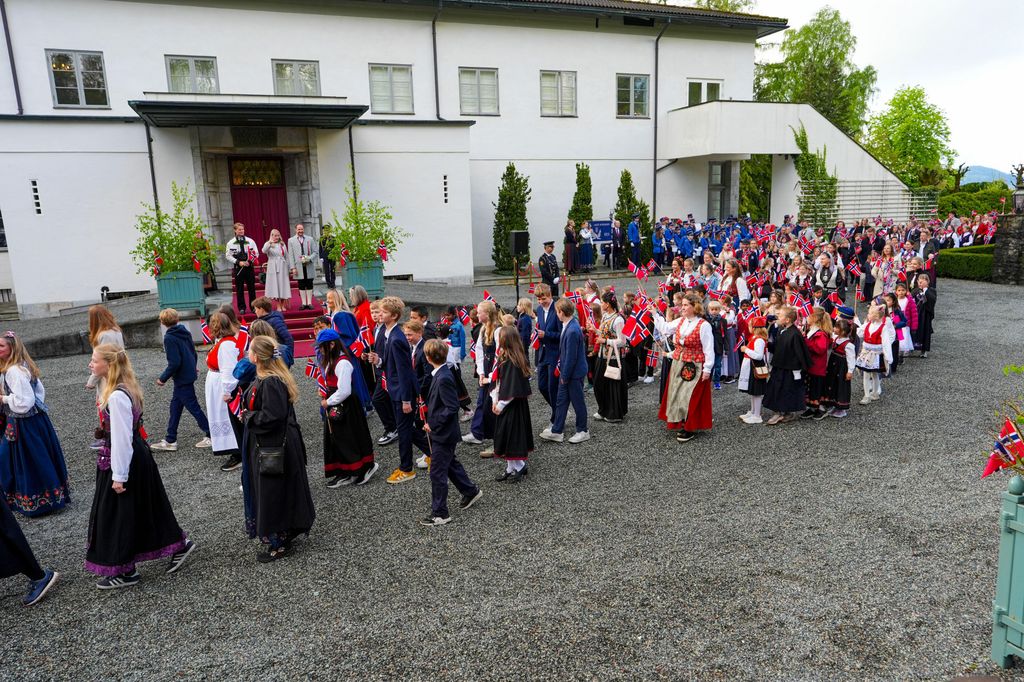 La procesión escolar que cada año reciben los príncipes herederos en Skaugum