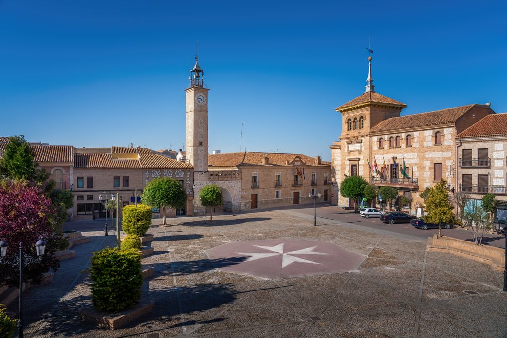 Plaza de España en el pueblo de Consuegra, Toledo